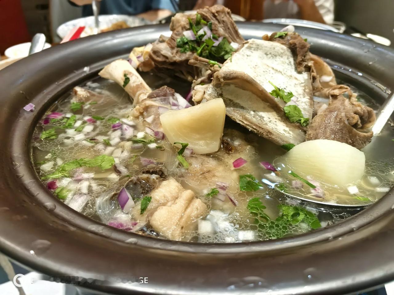 父亲节真的很快乐！
今天父亲节，我和媳妇请老丈人、丈母娘，小舅、姨父、姨妈等亲人