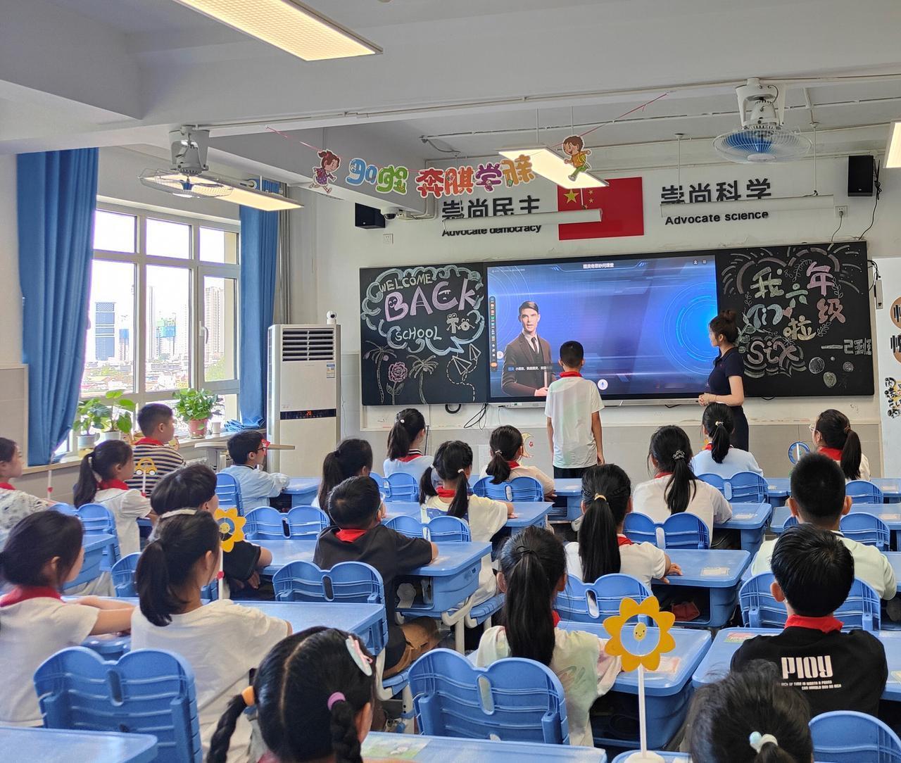 高校的男女比例的阴盛阳衰，更应当引起高度注意的是，当下很多公职单位新入职的员工越