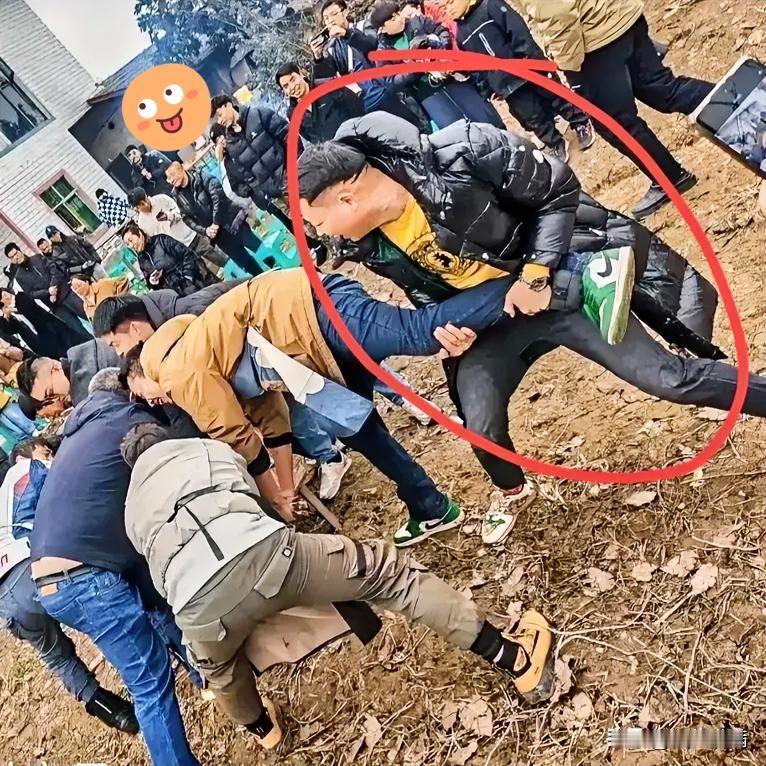 昨天刷到重庆妹子呆呆发的视频，说家里要杀年猪，爹妈年纪大了，想请网友来帮忙，还开