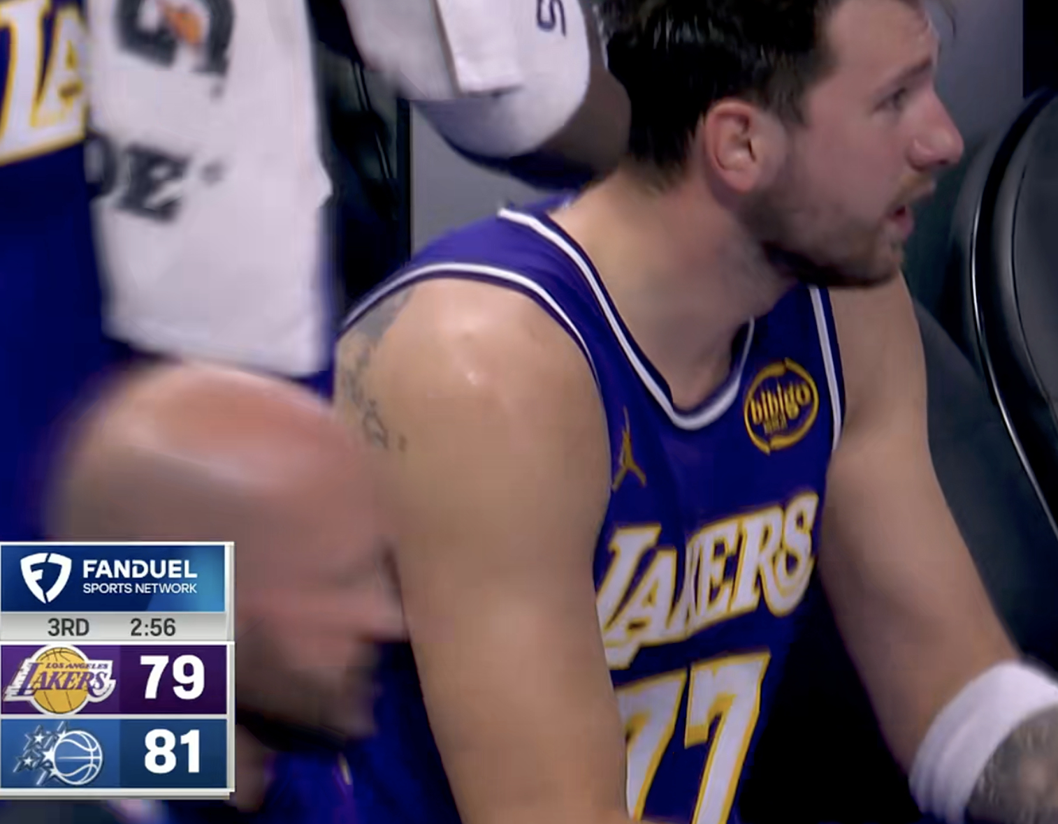 暂停了，湖人79-81落后，进攻停滞了湖人vs魔术