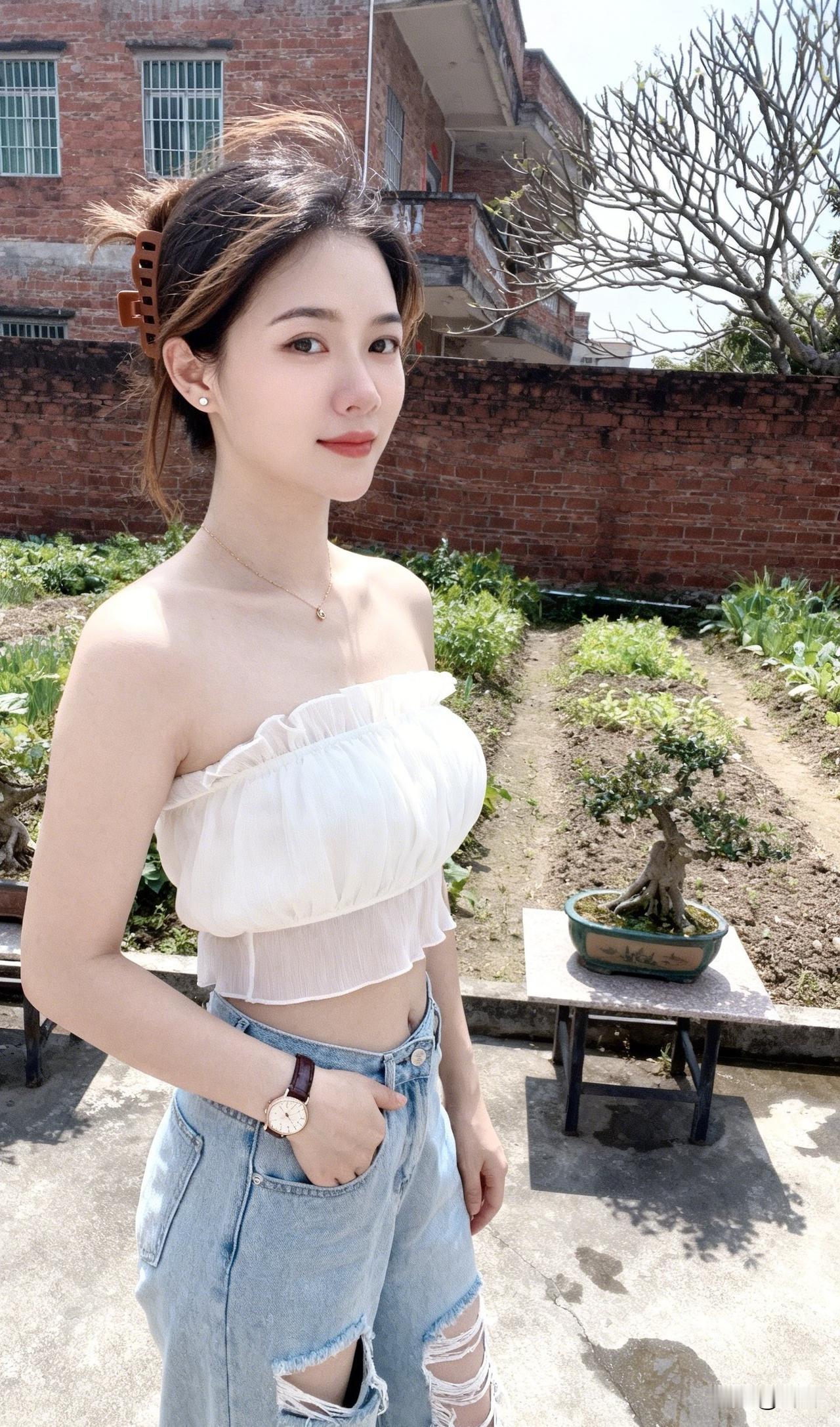 阳光下的甜美少女，白色露肩上衣搭配破洞牛仔裤，轻松自在。女人,是美貌重要,还是气
