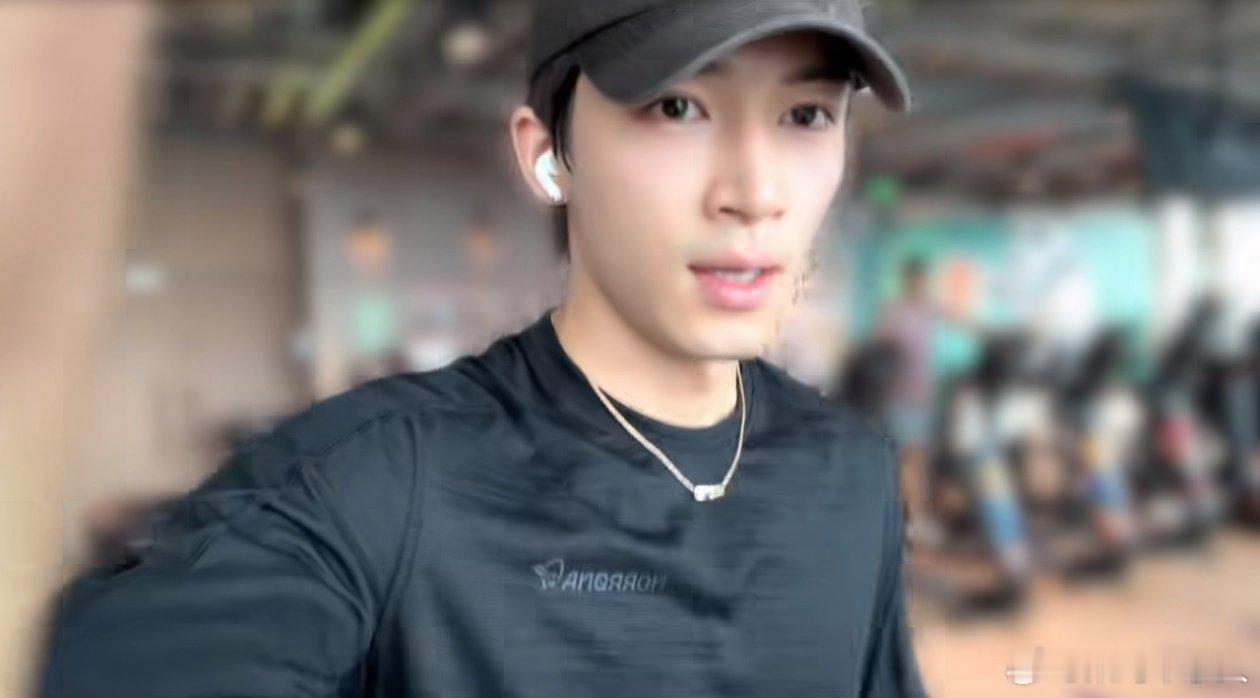 王星越花少8主题曲录音花絮花儿与少年 王星越录主题曲的花絮太治愈了，开工前的有氧