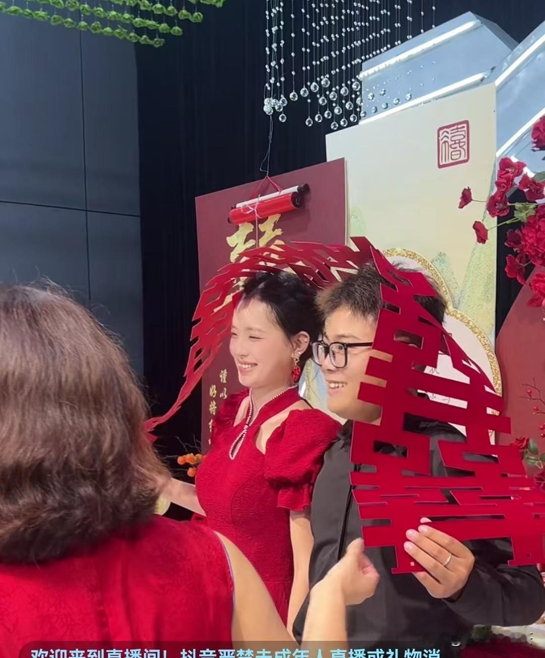 丫妈在儿子的订婚现场澄清瑶瑶没有怀孕。
       胖大哥的儿子子杰和瑶瑶今天