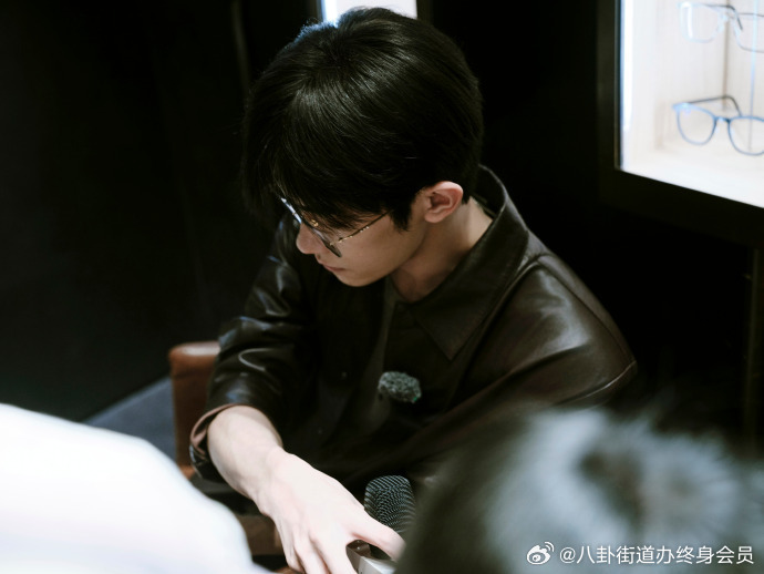 易烊千玺体会极致的另一种表达 是极简中的张力，易烊千玺极简皮衣 低调却吸睛，展现