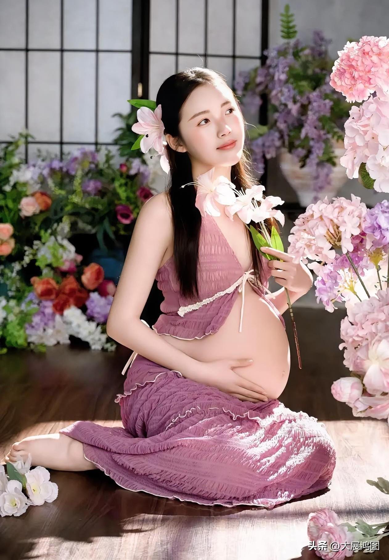 温柔孕姿，花海中的美丽期待。