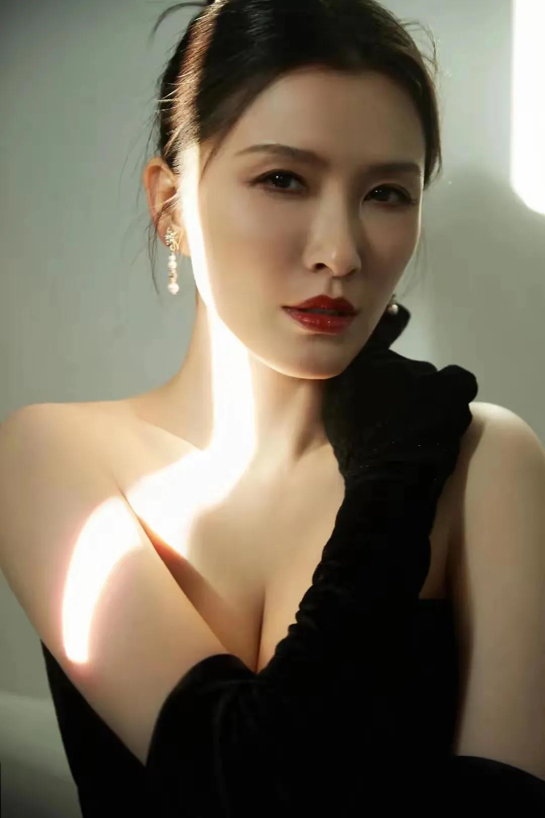 徐洁儿（英文名：Jill Hsu），原名徐致菁，1978年10月30日出生于中国