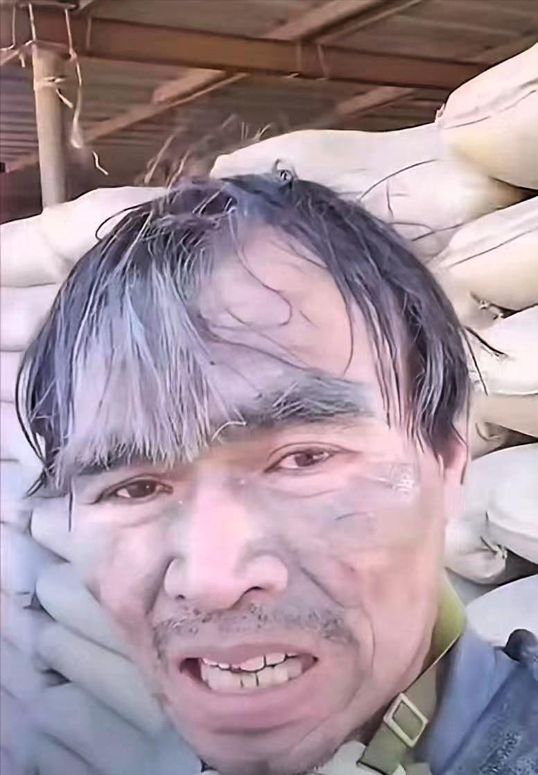 女子找人背水泥，对方要价一袋6元，她还价到5元。谁知到了装修现场，女子潸然泪下说