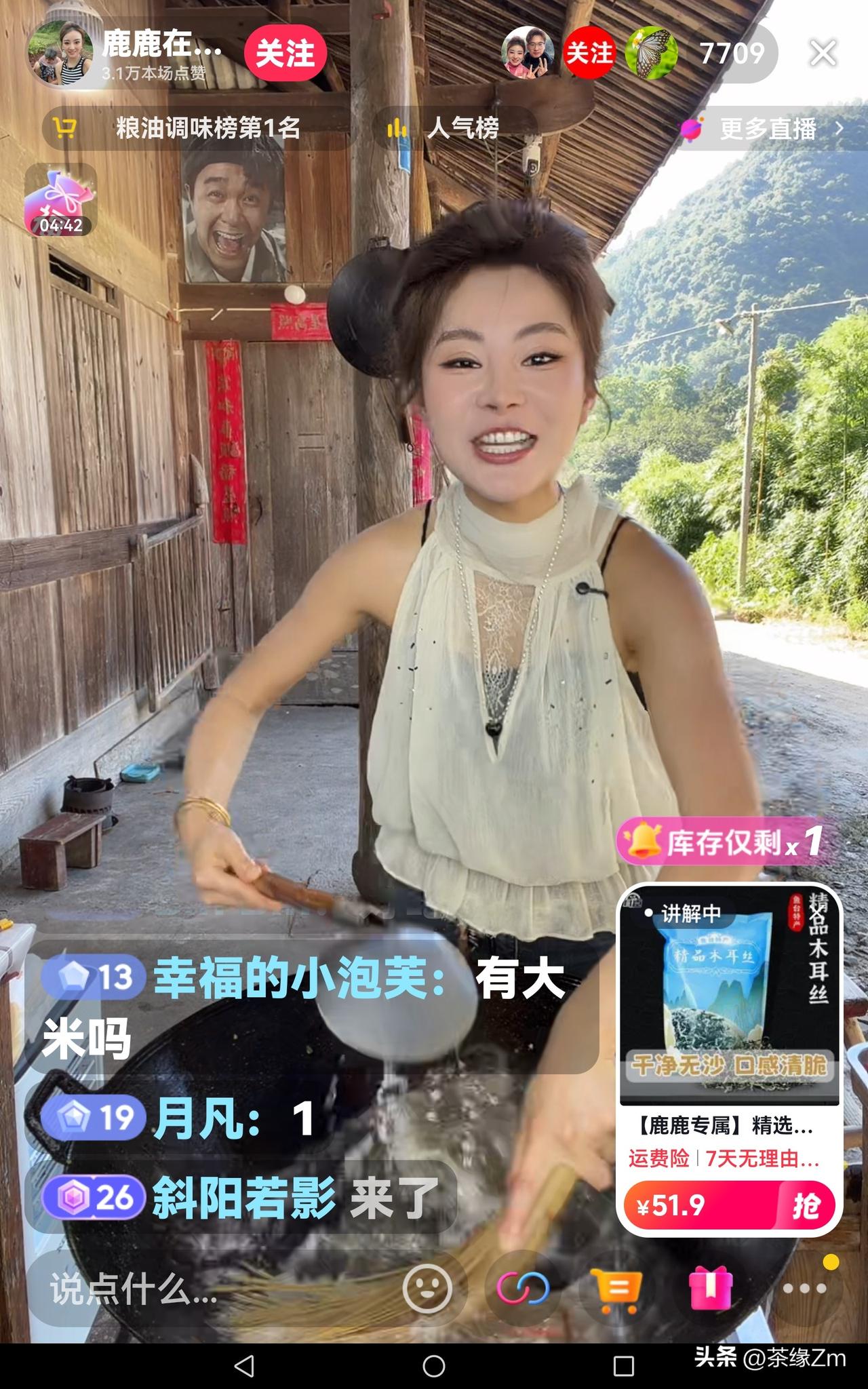 谁说吃播就非得海吃豪吃？你瞧这对年轻人，同样是做吃播，人家把重心放在炒菜上。炒完