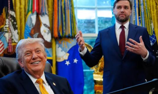 万斯与特朗普之间的差距有多大？他没特朗普咋咋呼呼的架势，手段可比对方狠多了。
 