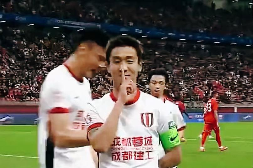 川渝德比火爆！
蓉城 “韦氏兄弟” 进球，
“罪臣” 阮奇龙受伤不下火线。

上