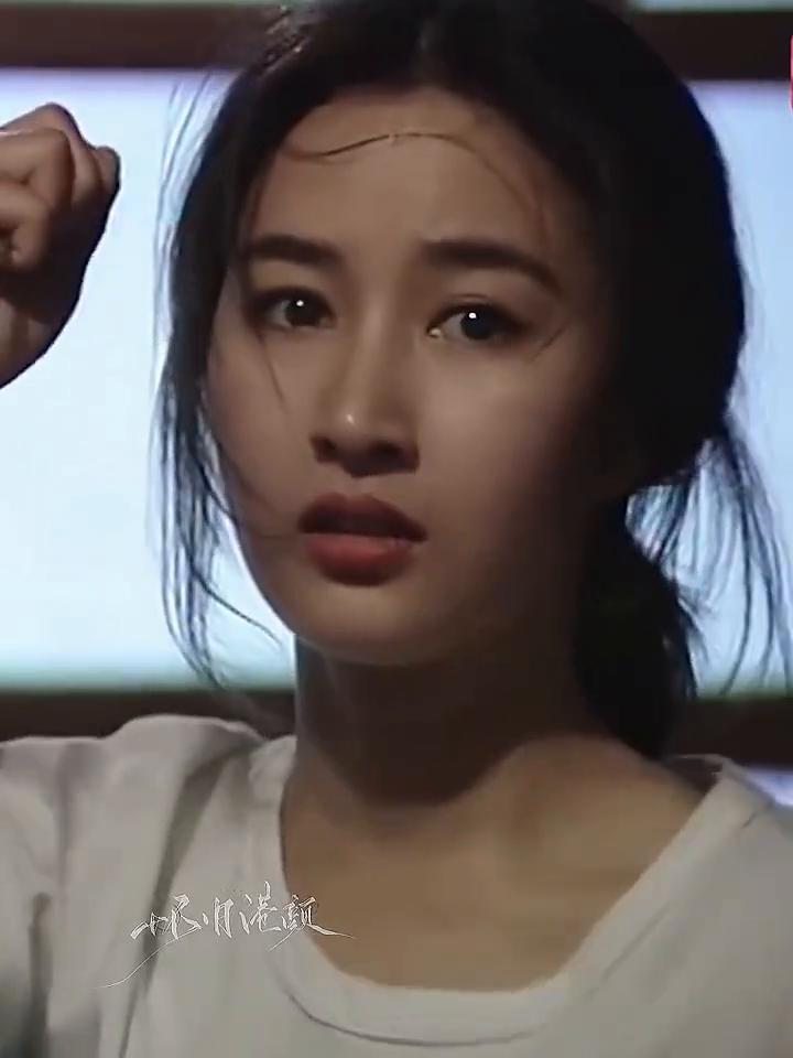 我是90年代的尤物，香港小姐都要靠边站。破碎十足，英姿飒爽，清冷出座，婚俏大小姐
