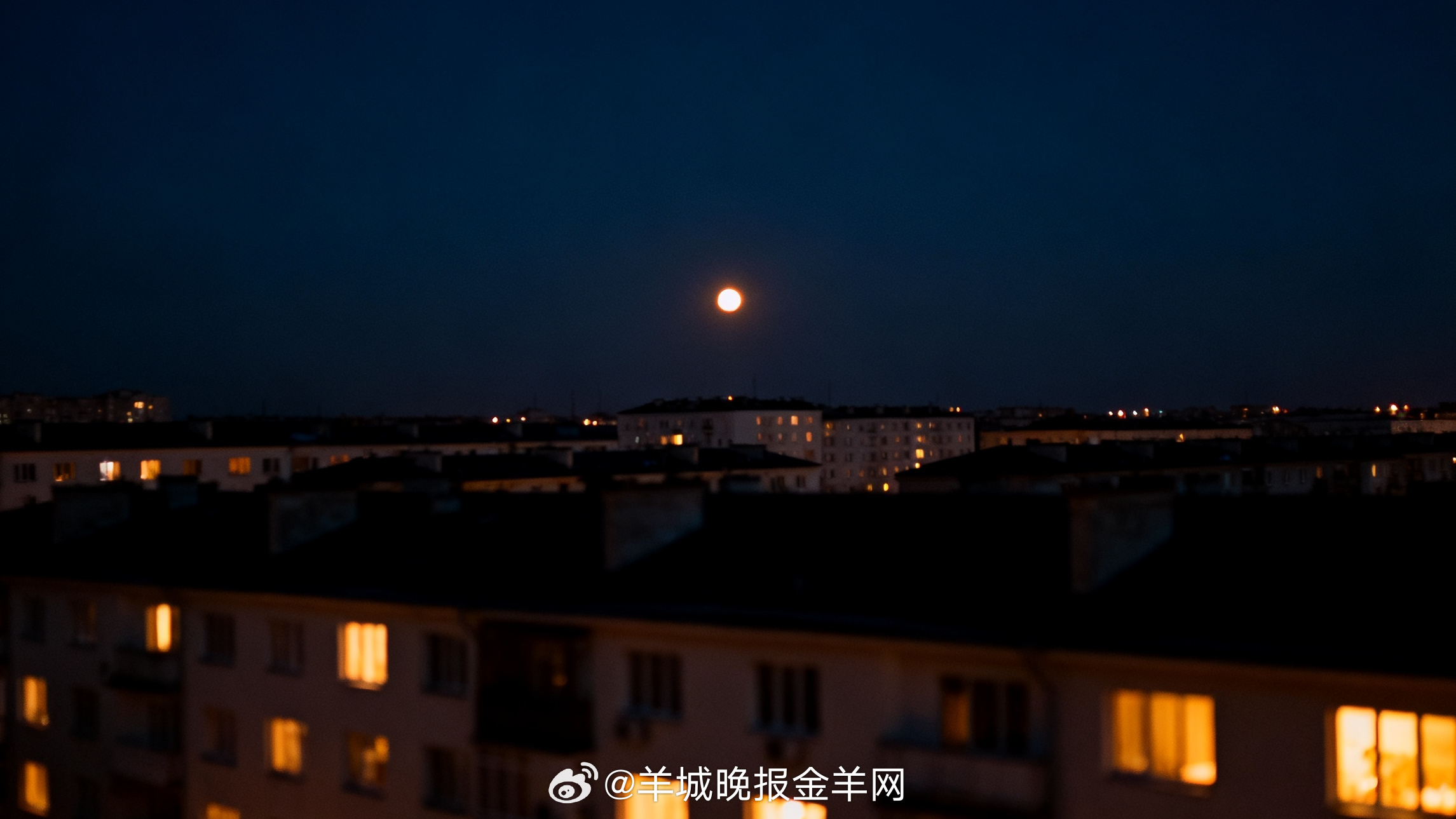 #晚安#远处的窗口一盏一盏地熄了，像星星一颗一颗地落下去。最后剩的几盏，大概是熬