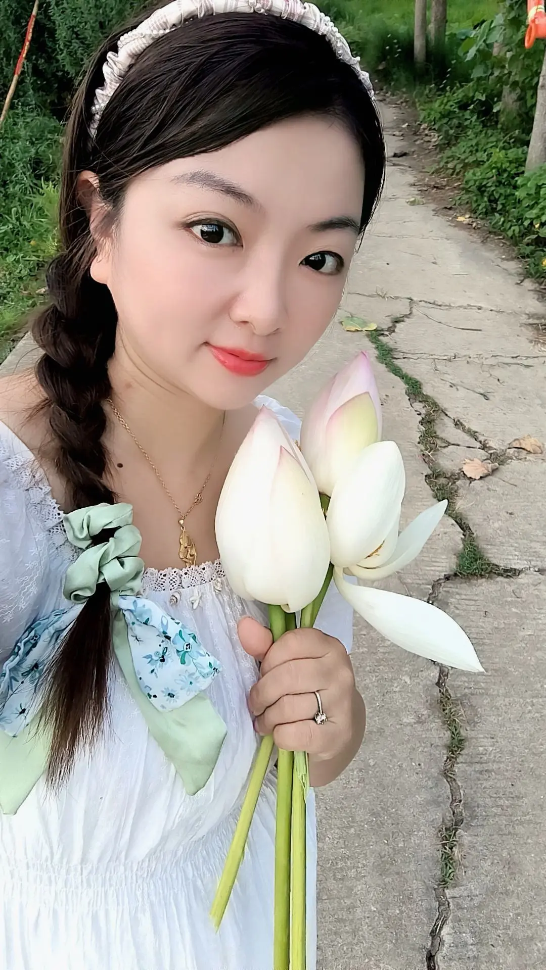 心存阳光必有诗和远方，心中有爱何惧人 间荒凉。阳光正好，微风不燥，不负...