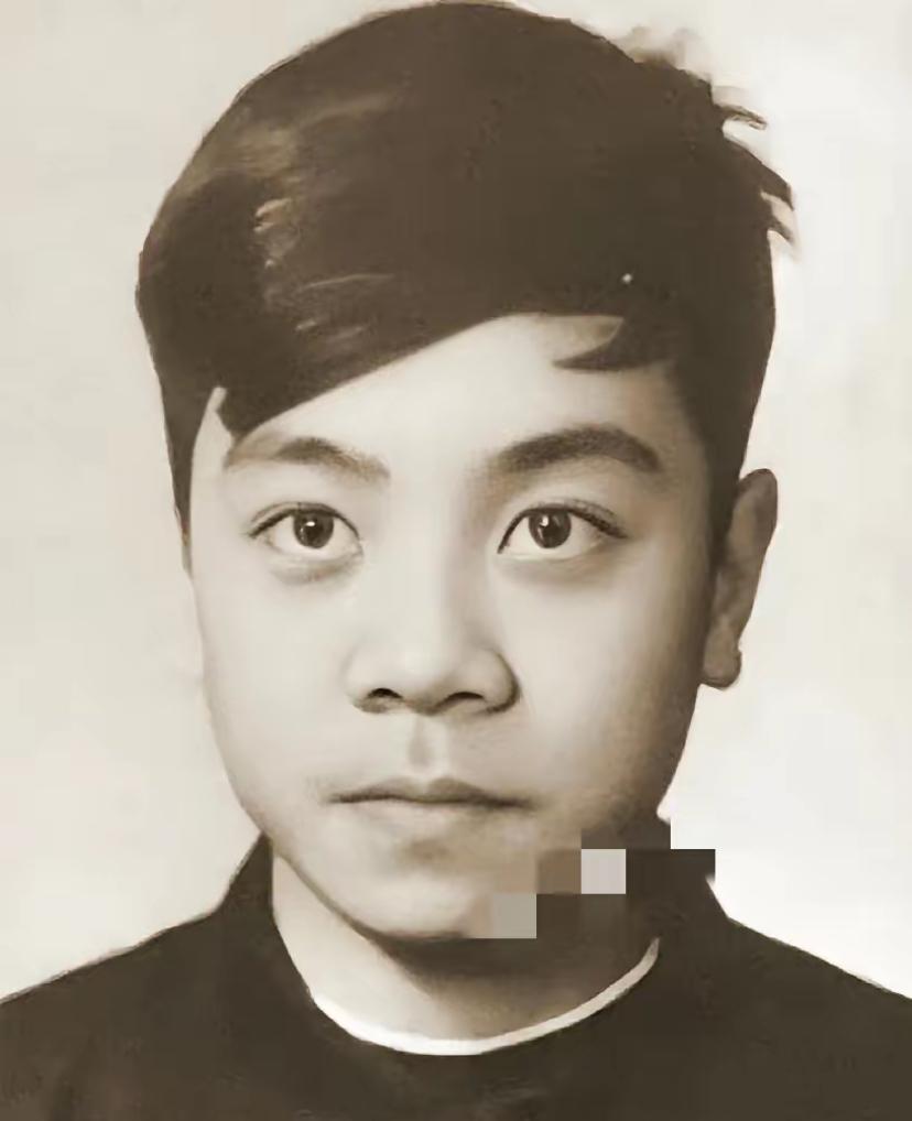 这是赵忠祥还是蔡康永，看了半天也没看出来。