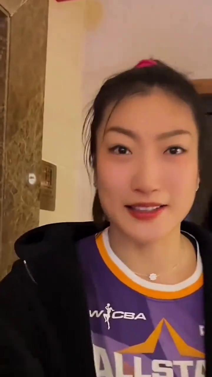不服输的性格到哪里都是主角。
李梦跟黑人外援肉搏，被肘翻倒地，霸气硬刚回应，轻蔑