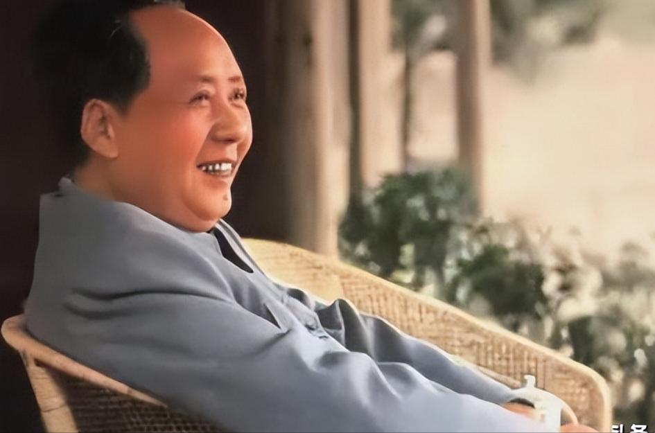 [微风]1957年，毛主席在青岛染上重感冒，连续十天不愈，病情日渐严重，而西药治