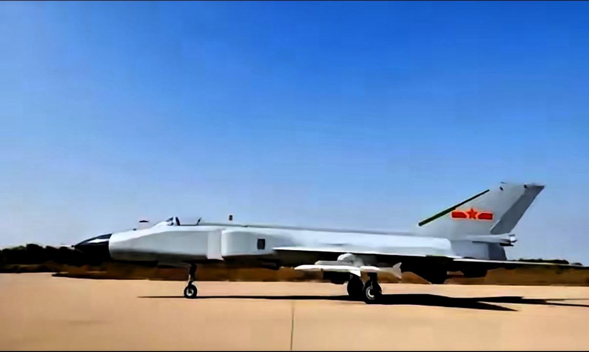 他们把一架功成身退的歼-8战斗机，驾驶舱直接掏空，然后给它下了一道新命令。
冲上