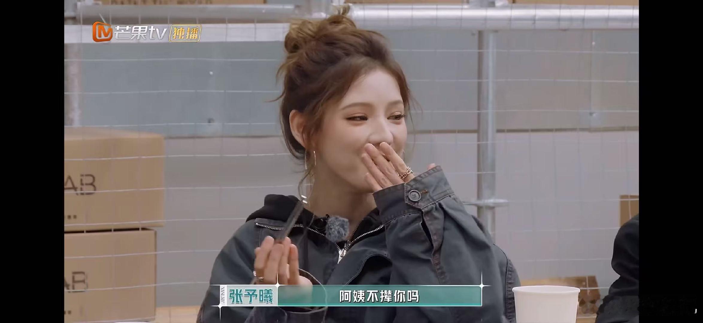 颜安在学校变装打饭颜安心眼子全用在吃饭上了合伙人颜安这“吃货”属性藏都藏不住啦！