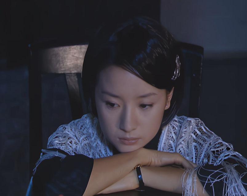 黑旗袍搭配白披肩，有一种哀伤的美。
#金粉世家#
