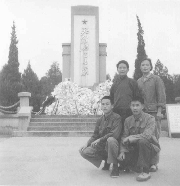 1972年的南京雨花台，一位头发花白的老太太在亲人的搀扶下，步履蹒跚地走进烈士纪