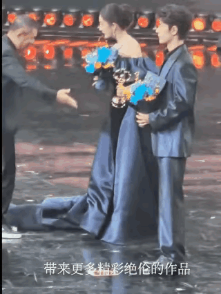 杨幂曳地裙摆被62岁新浪CEO、留美硕士曹国伟反复踢踏……微博之夜，这老登真是绅