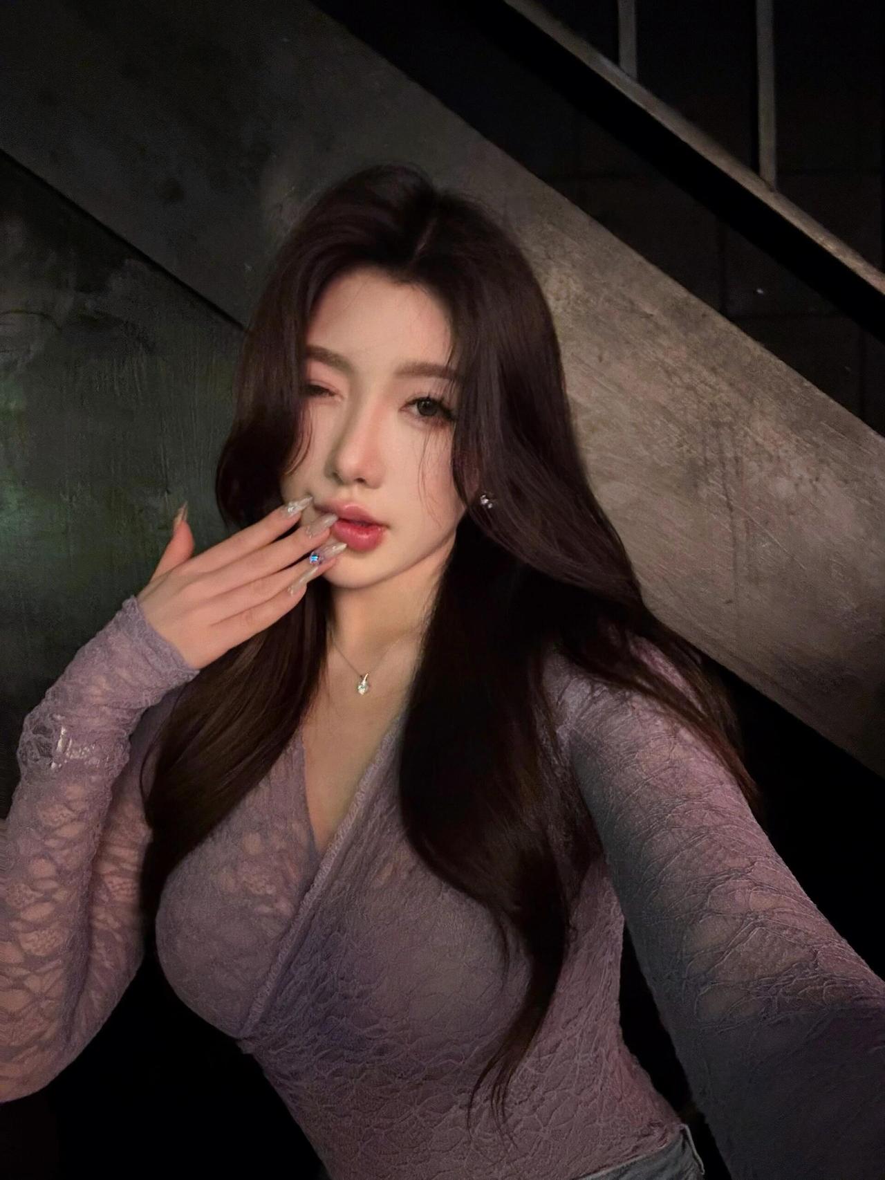 都市雅痞风穿搭，复古金属背景，时尚感十足！