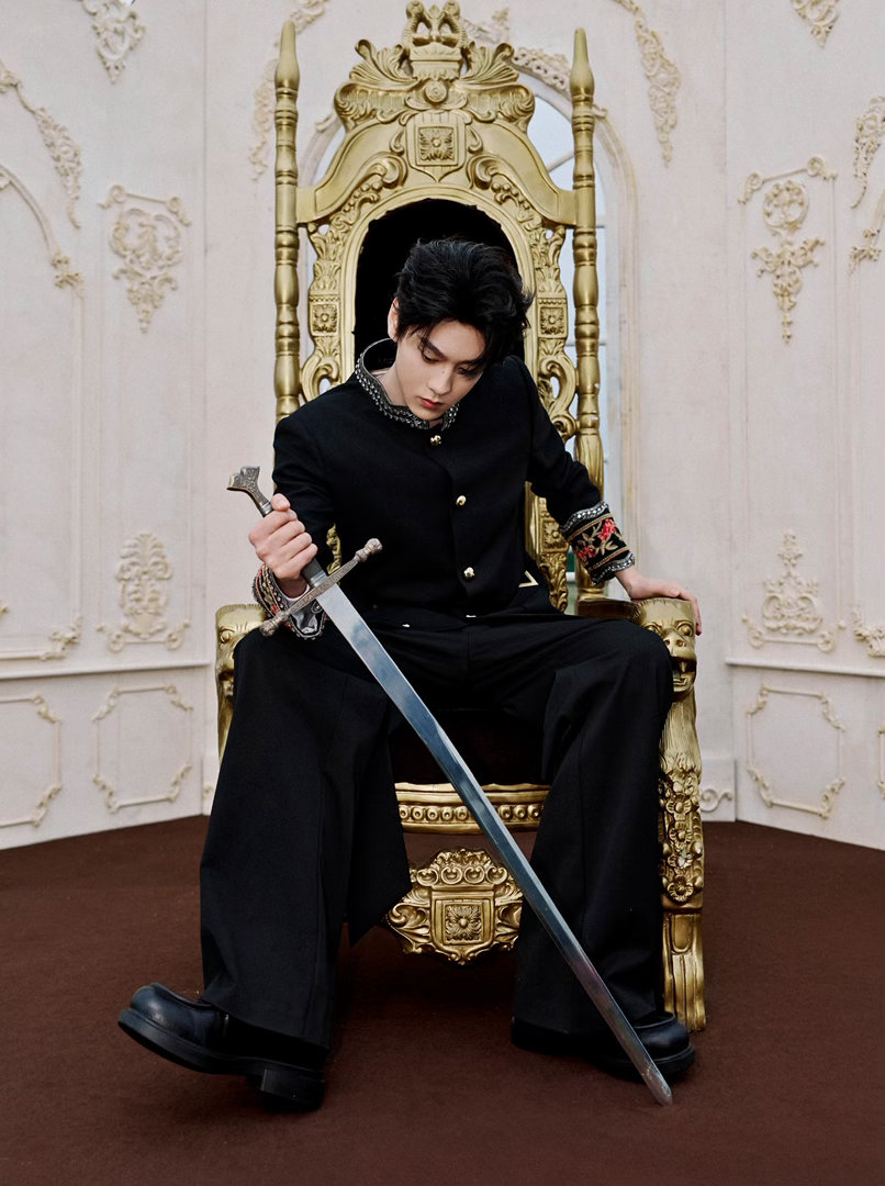 田栩宁｜今日直播造型出图，身穿Valentino 黑色立领外套，缀以重工刺绣，挺