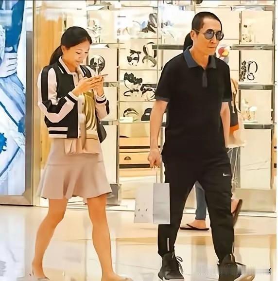 陈婷终于熬出头了，成了光明正大的张太太。你看大导演不止陪着逛街，还负责拎包，而陈