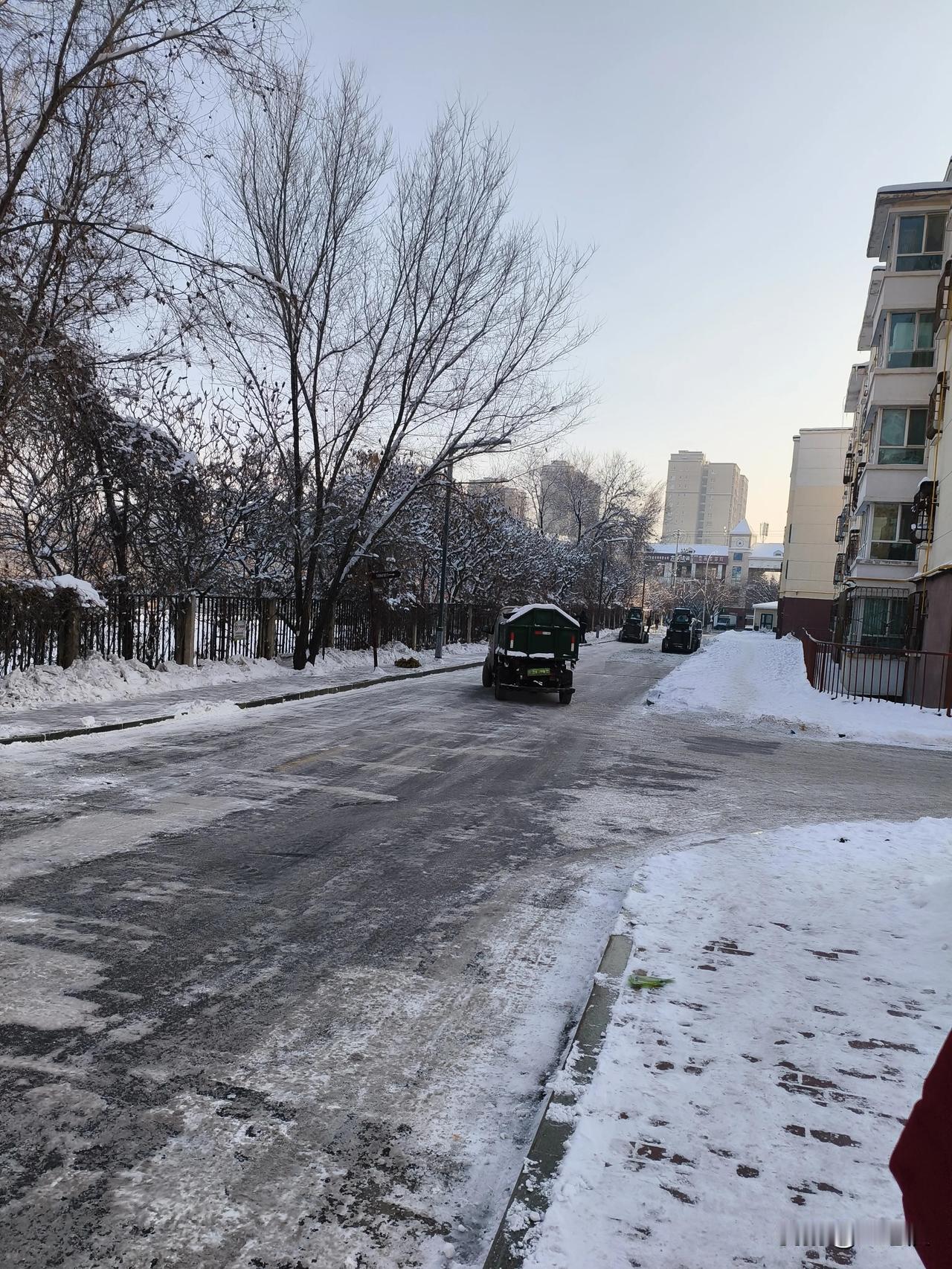 上联：冬去山明水秀，下联：请你来西来鸟语花香。