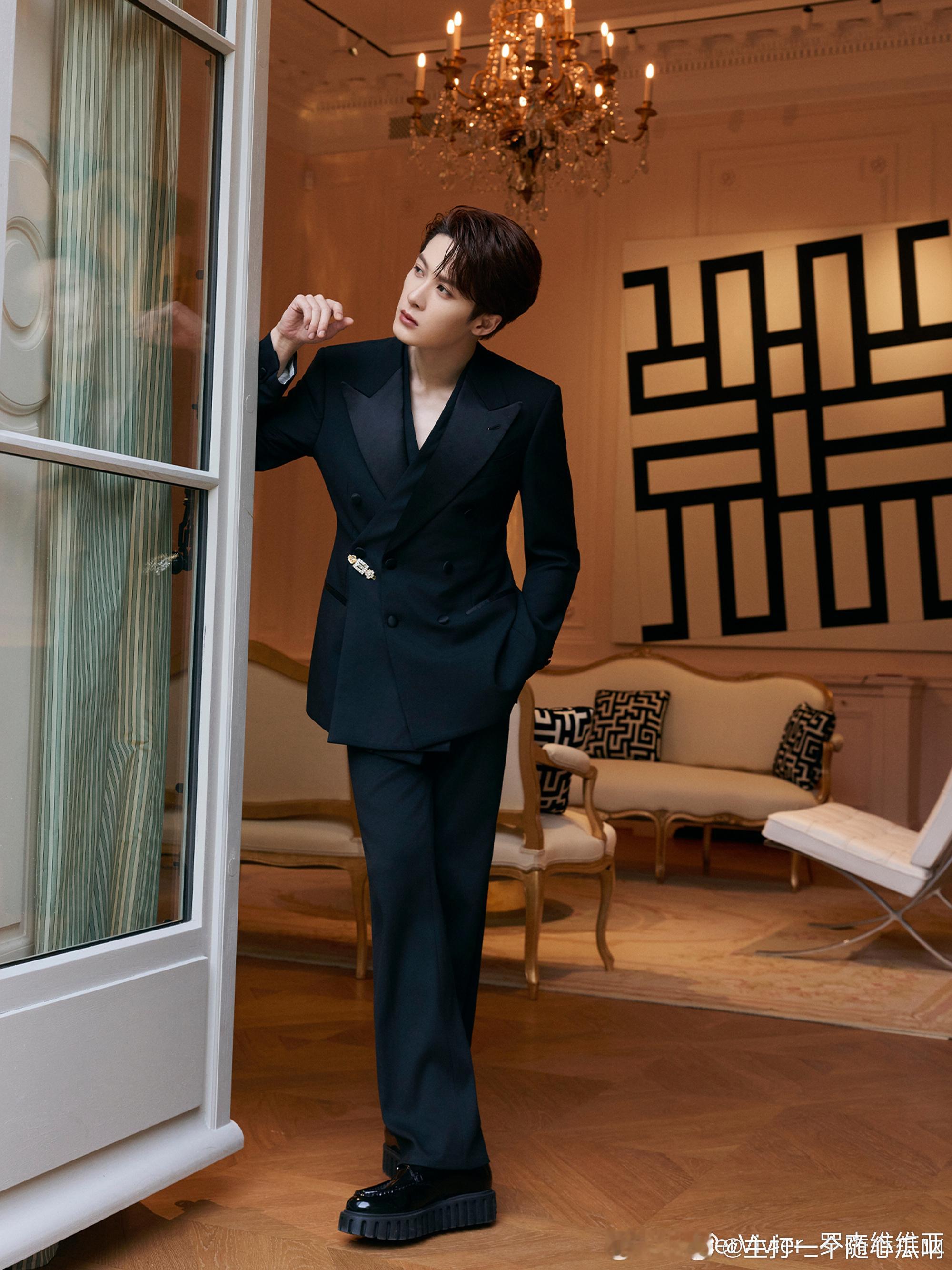 檀健次成为 Roger Vivier 全球品牌代言人，隆重官宣！ 