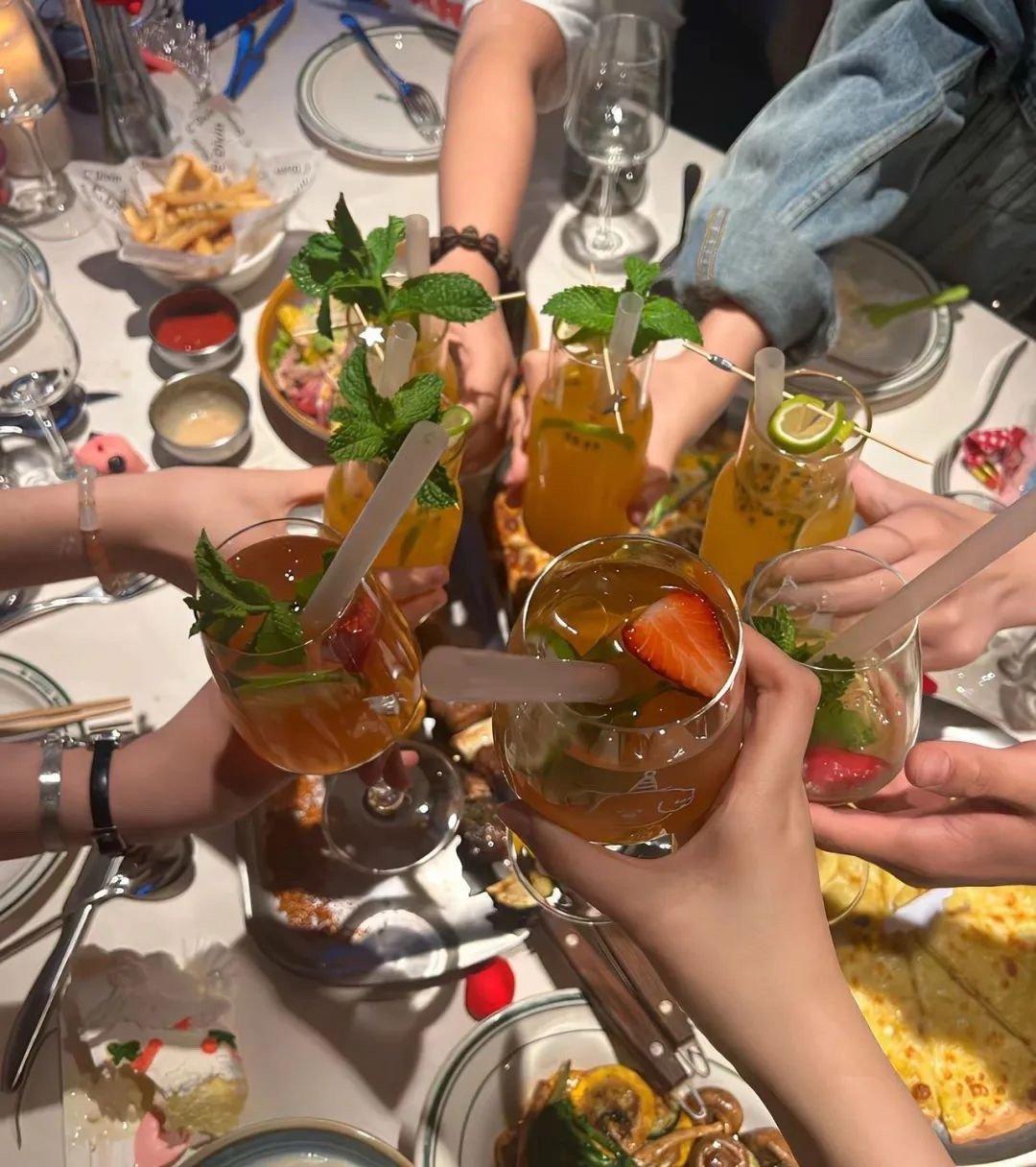 干杯 •̫͡•🍻 敬我们的疯疯癫癫和可可爱爱 🥂 ​​​