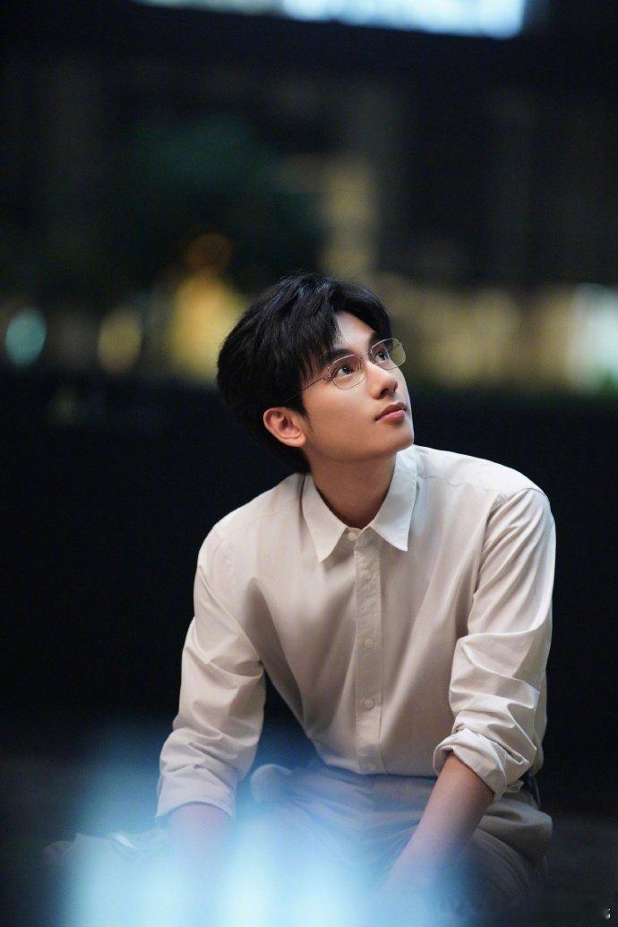 认真上班风穿搭+记老婆喜好的细节，害羞还嘴硬的样子也太真实了 