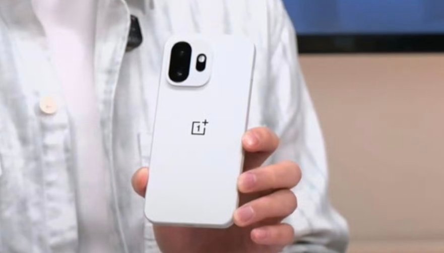 一句话总结今晚一加15T 的首秀直播：白色党永不为奴！！！这一代的白色，还是好看