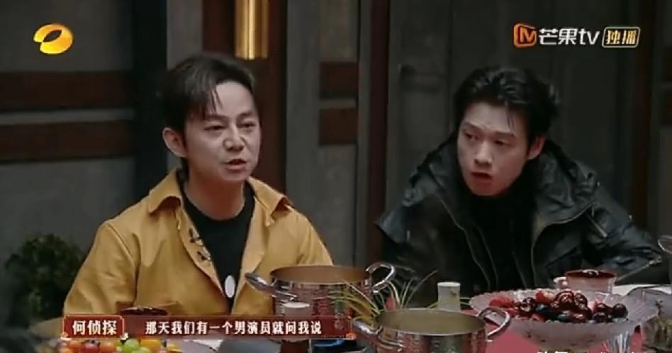 单手抱人颠两下，何炅的右肩当场就废了。
那晚《暗恋桃花源》庆功宴，他为了展示臂力