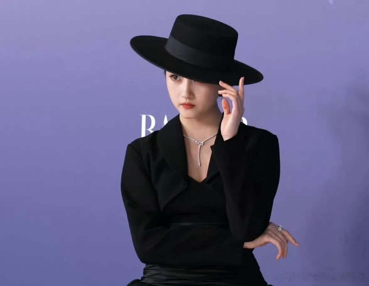 关晓彤第一次在红毯戴帽子拜托，关晓彤往后走红毯能不能把帽子焊在头上啊啊啊啊啊啊 