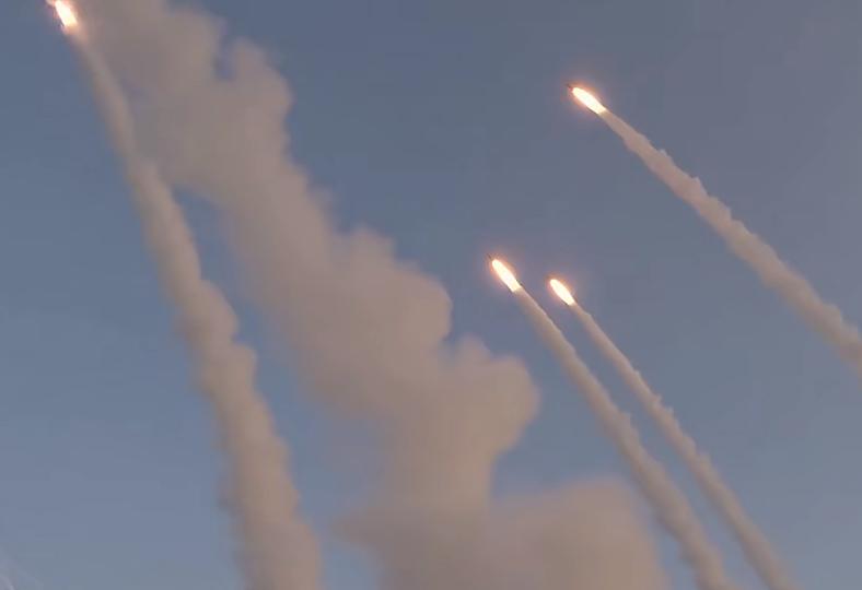 伊朗革命卫队3月8日发布了第28轮反击行动的视频。画面里出现一个罕见的场景：7枚