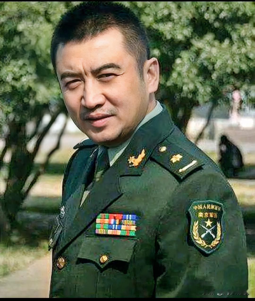 大家还记得这位男演员吗？
他今年58岁，土生土长的安徽人，毕业于上海戏剧学院导演