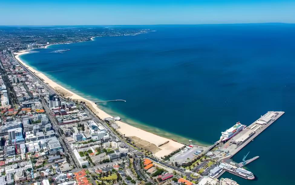 澳大利亚挺愚蠢的，就在西方世界被美国欺负，整体打算向东看的时候，他们居然还无端招