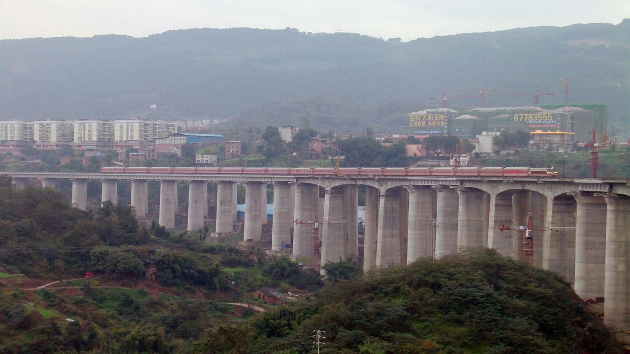 2012年11月，渝怀铁路两昌河特大桥，广州到重庆北的K776次列车通过。这趟列