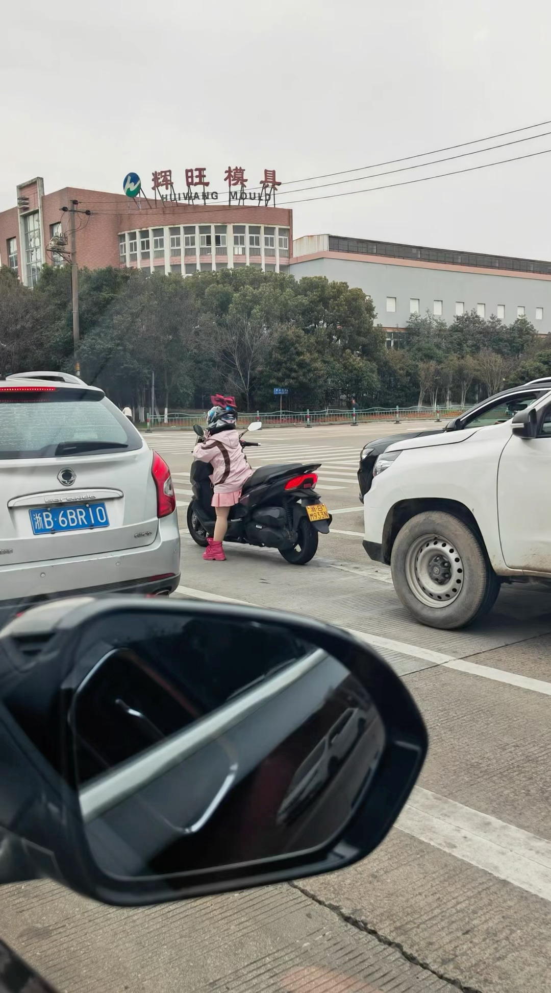 小姐姐的身高也不影响她对摩托车的喜爱 