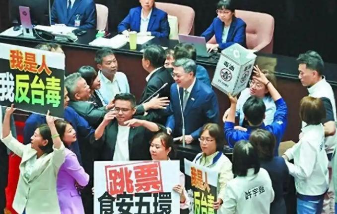 恐怕国民党主席郑丽文也没有想到吧，就在前两天，对她来讲，真是三喜临门啊。
 
之