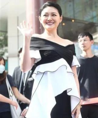 在那座繁华与沧桑交织的北京城，大Siconicon的世界似乎一夜之间褪去了往昔的