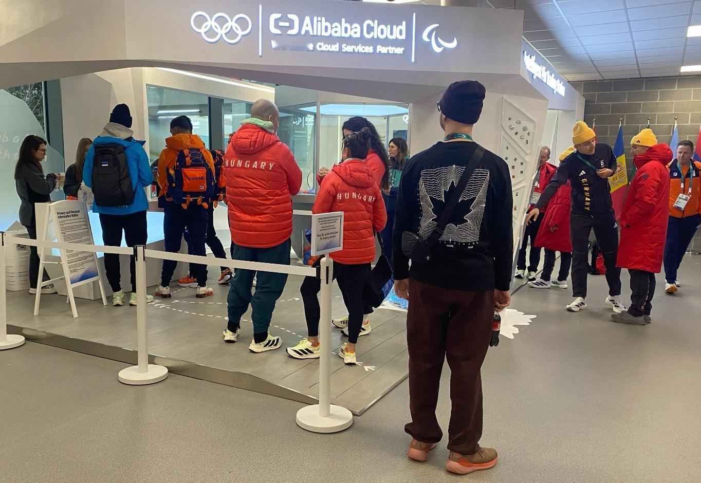 冬奥村顶流被阿里云智能徽章交换站承包了！法国、意大利、西班牙...各国运动员排队