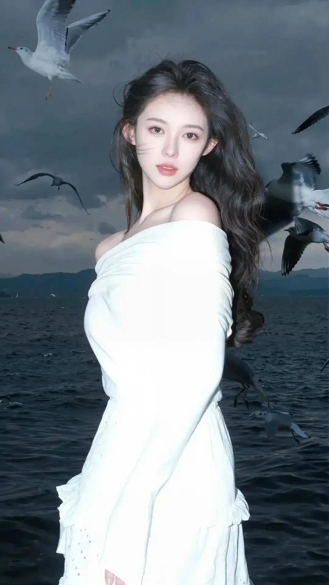 海边氛围感｜白裙与海鸥的浪漫邂逅
暗调海面作衬，海鸥环绕身旁，白色露肩裙自带清冷