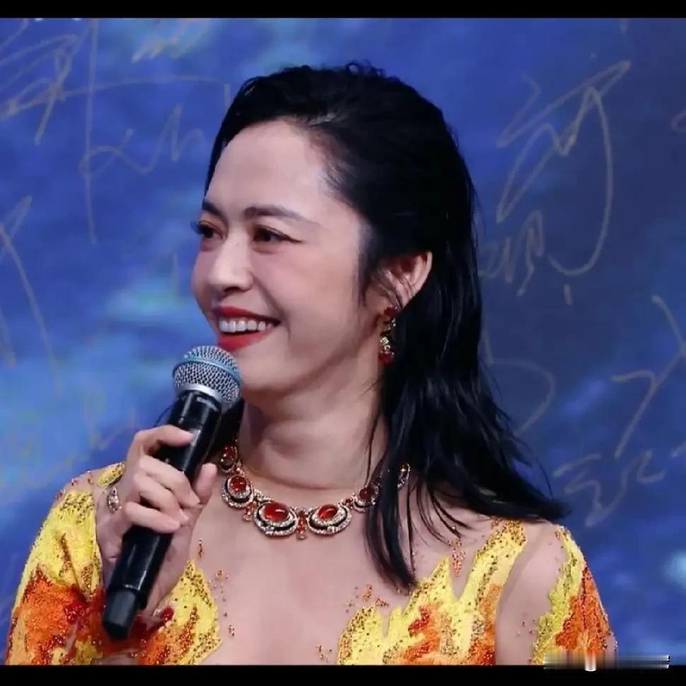 姚晨老得也太快了！这皮肤松垮的，尤其脖子那块儿比梅婷的还夸张，满满中年味，像熬了