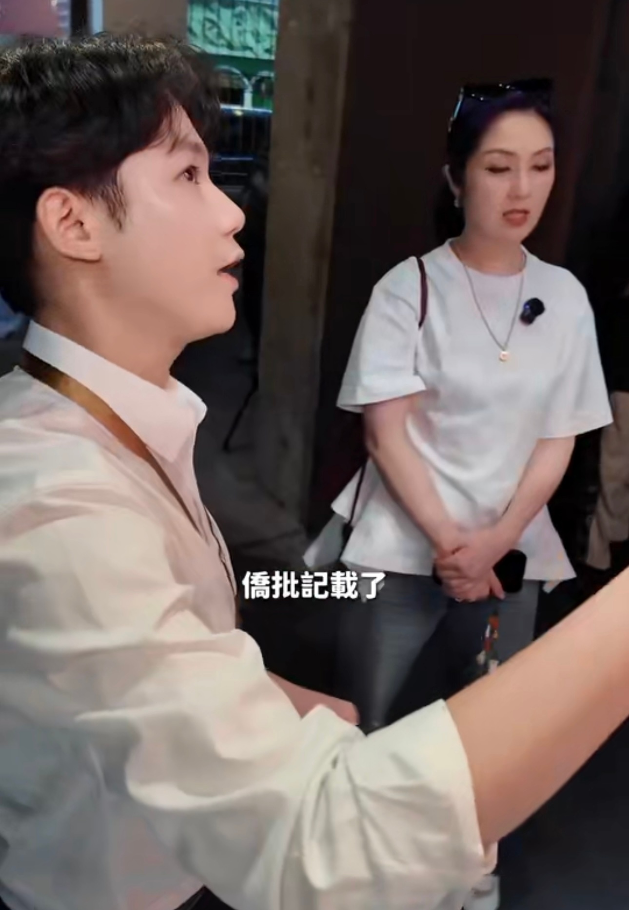 杨千嬅在厦门侨批馆给歌迷留言杨千嬅读懂侨批里的山海牵挂，落笔写下对歌迷的惦念，温