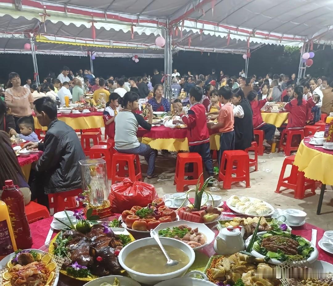 过年回农村老家吃酒席的时候
有人跟你讲他的某个亲戚一年收入七八十万是什么意思？