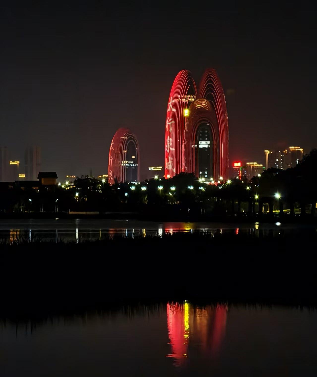 晚上的邢台标志性建筑物邢台金融中心格外引人注目，不得不说邢台虽然在全国不算是很知