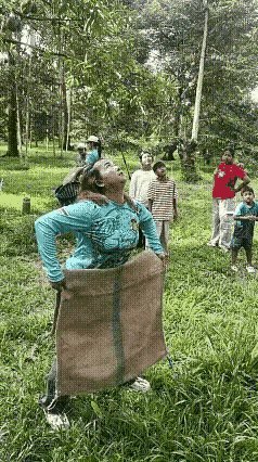 榴莲非常好吃，但是采摘榴莲是非常危险的，而且劳动强度非常大，干这个活真不容易，他