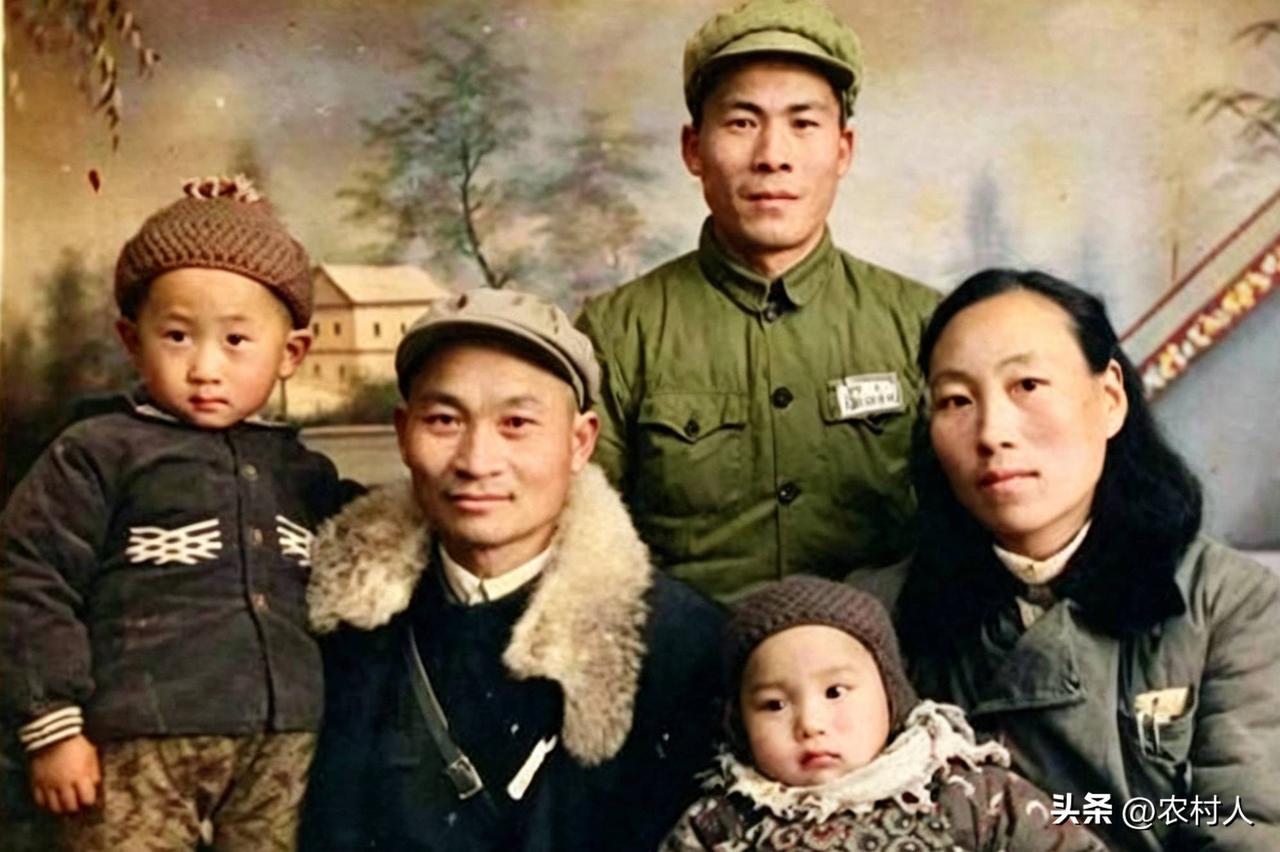 1958年，王健林一家人的全家福。左上角是幼年的王健林，前排是父亲王义全，后排军